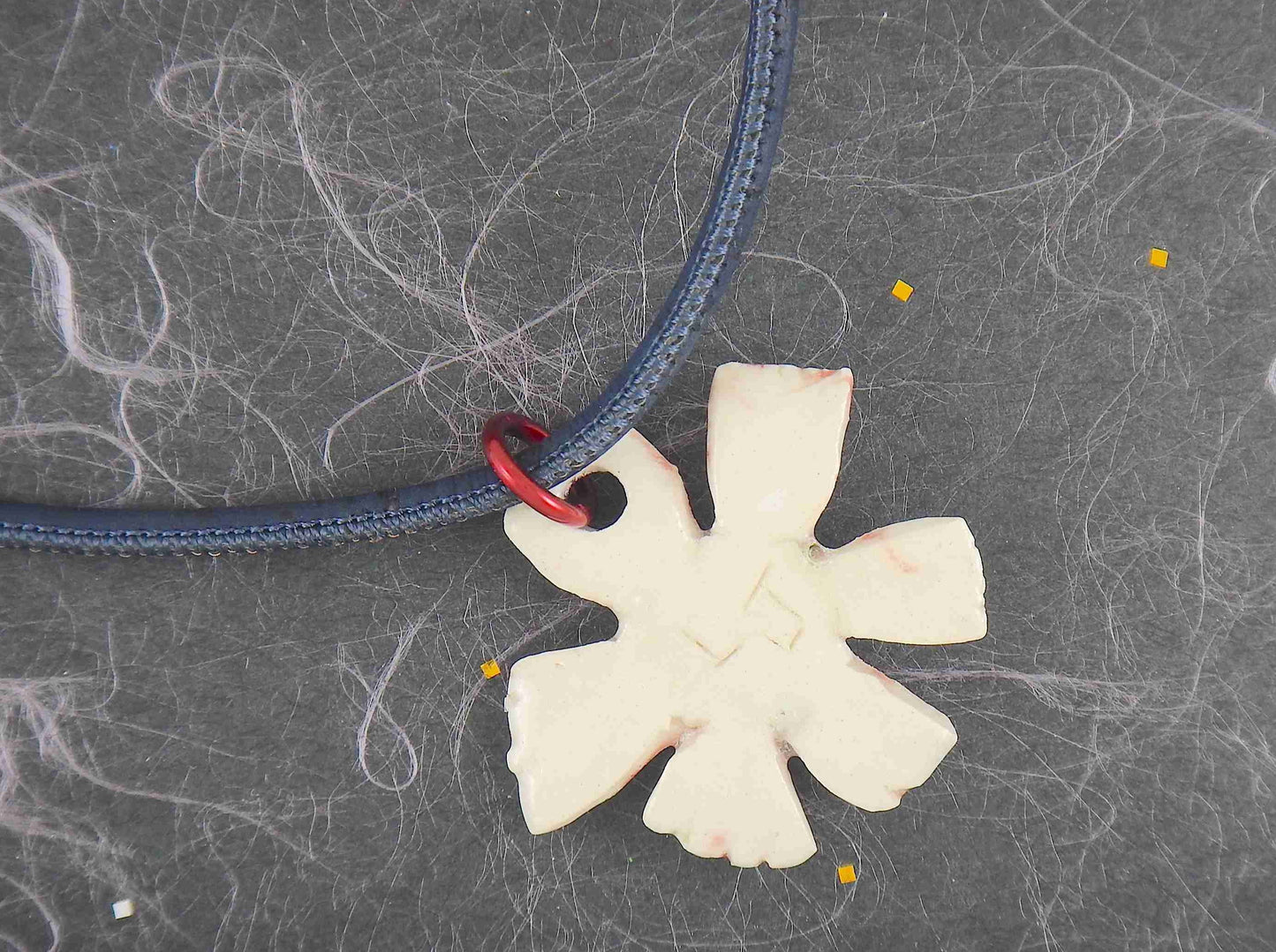 Collier 16 po à pendentif de faïence marguerite bleu-rouge-jaune fait à la main à Montréal, cordon de liège bleu foncé, anneau aluminium, fermoir acier inoxydable