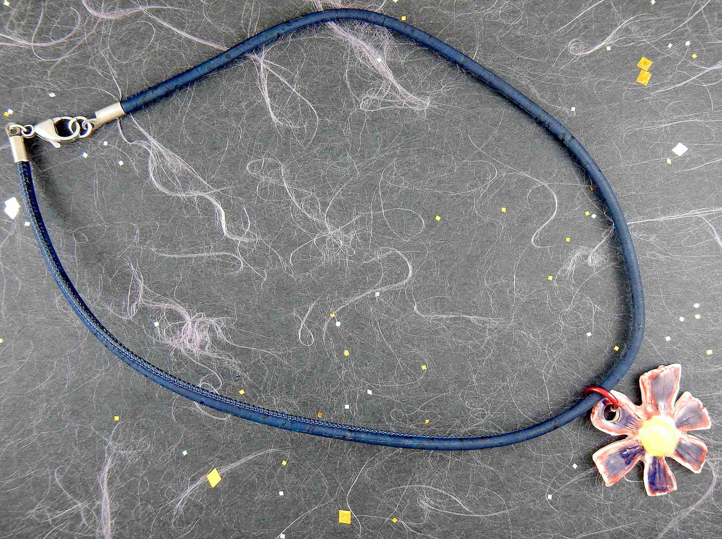Collier 16 po à pendentif de faïence marguerite bleu-rouge-jaune fait à la main à Montréal, cordon de liège bleu foncé, anneau aluminium, fermoir acier inoxydable