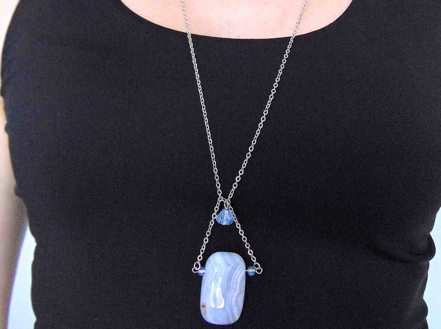Collier 31 po à pendentif rectangulaire d'agate dentelle bleue (blue lace), suspension triangulaire, billes de verre assorties, chaîne acier inoxydable