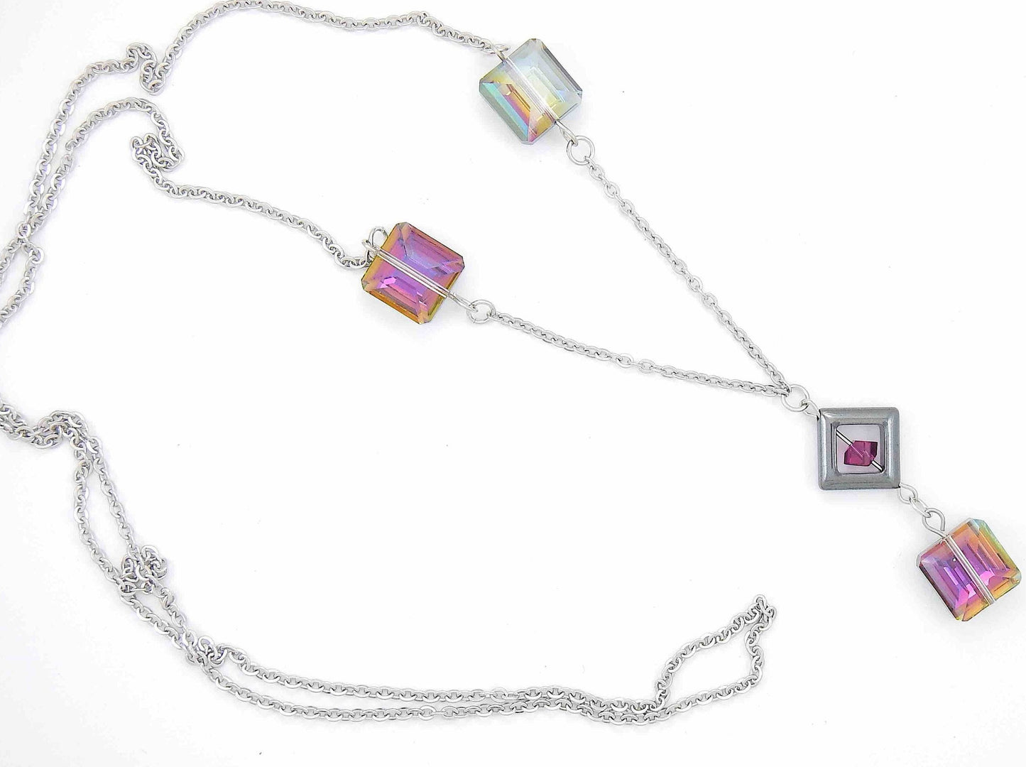Collier 34 po avec billes carrées de cristal tchèque rose, anneau carré en hématite and cristal Swarovski fuchsia, chaîne acier inoxydable