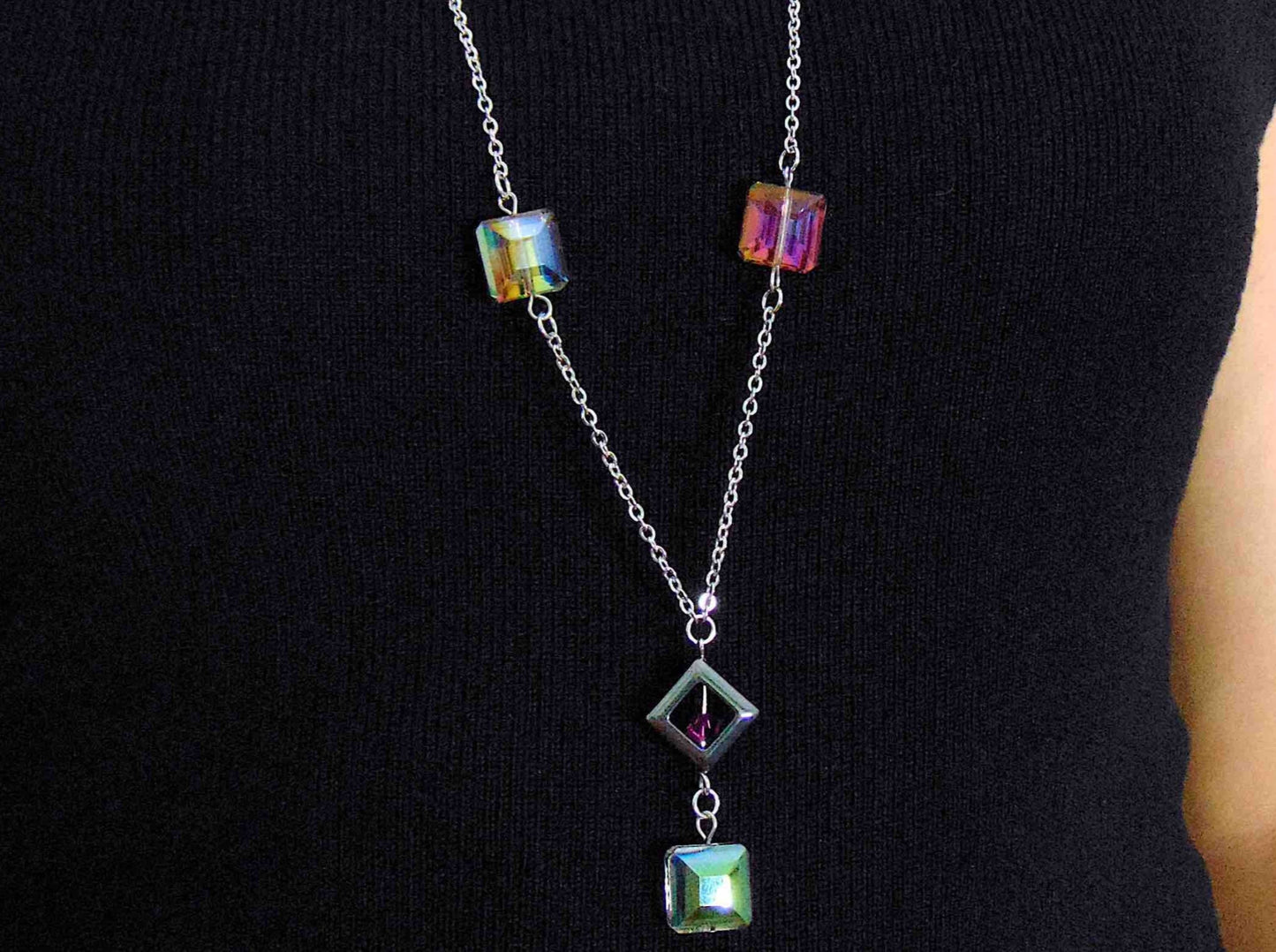 Collier 34 po avec billes carrées de cristal tchèque rose, anneau carré en hématite and cristal Swarovski fuchsia, chaîne acier inoxydable