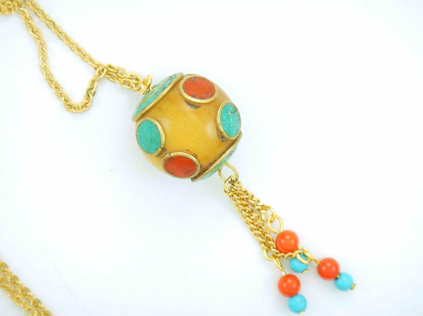Collier 28 po avec bille tibétaine ronde jaune miel, insertions turquoise et corail, pendants assortis, chaîne acier inoxydable doré