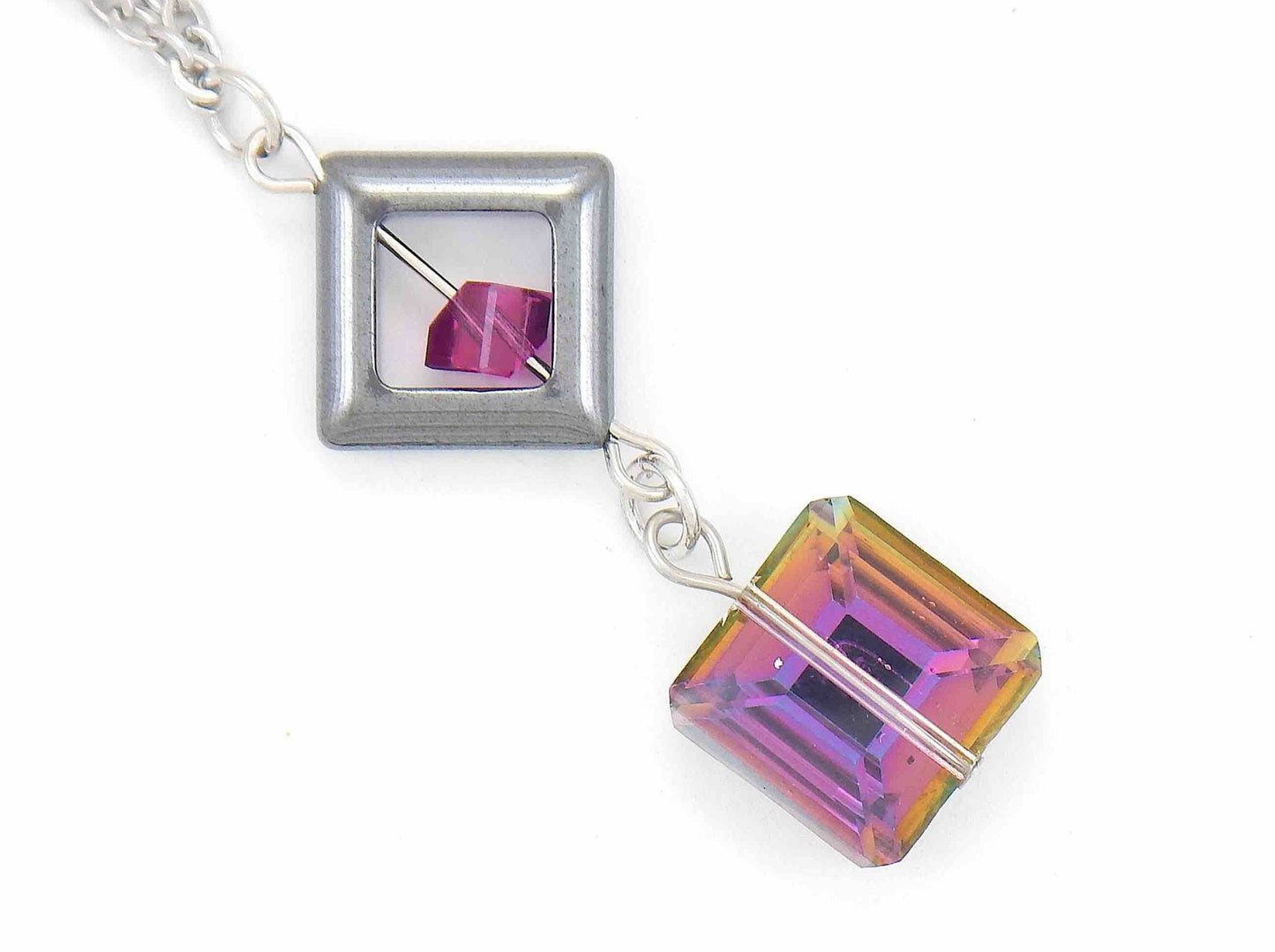 Collier 34 po avec billes carrées de cristal tchèque rose, anneau carré en hématite and cristal Swarovski fuchsia, chaîne acier inoxydable
