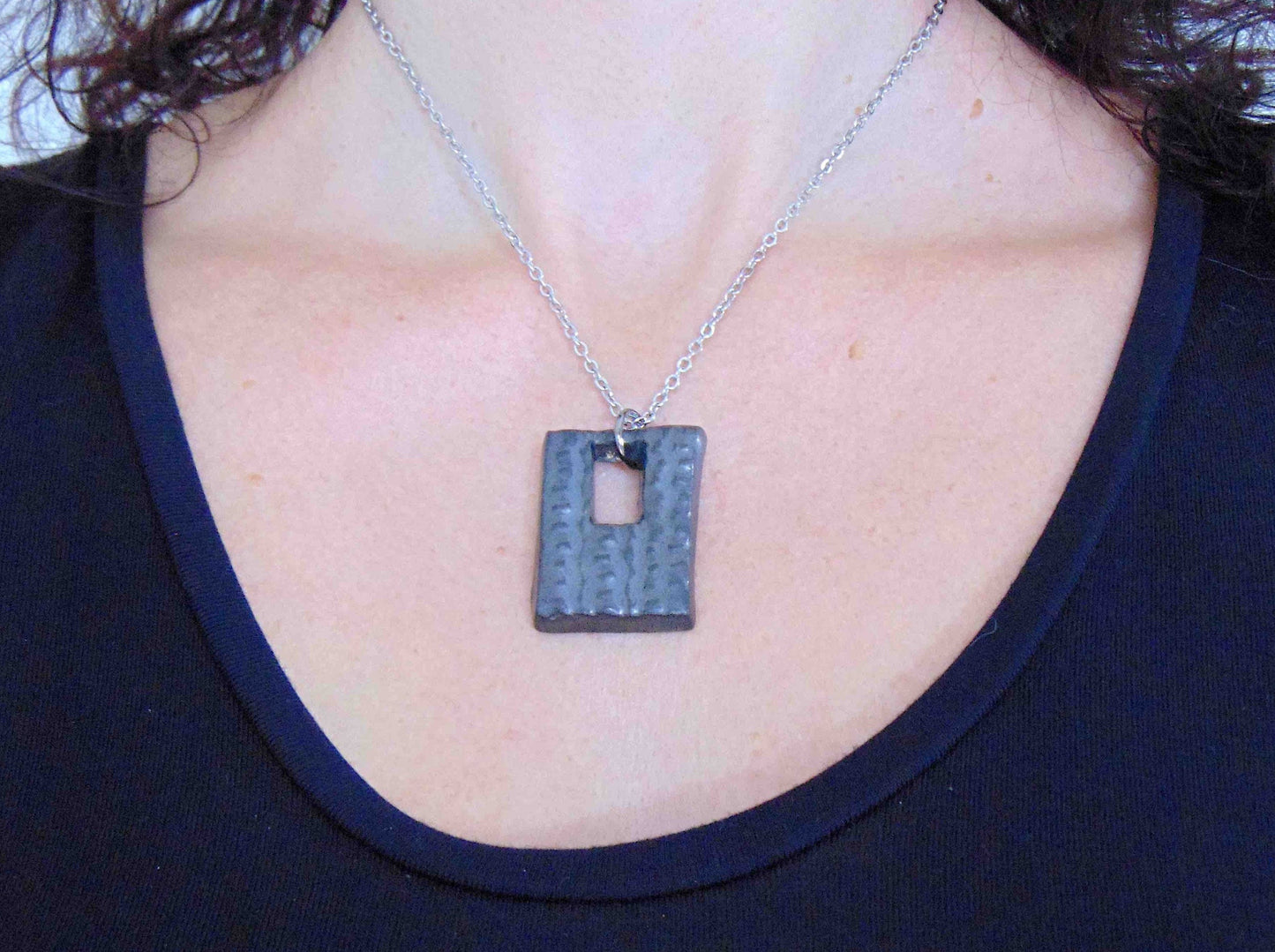 Collier 16 po avec pendentif de faïence rectangulaire nickel noir fait à la main à Montréal, chaîne acier inoxydable