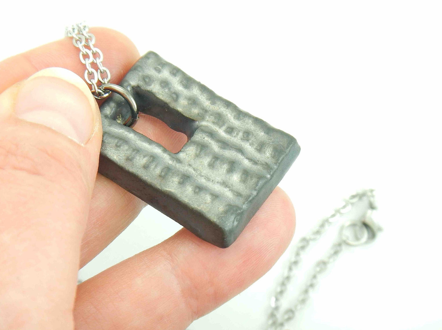 Collier 16 po avec pendentif de faïence rectangulaire nickel noir fait à la main à Montréal, chaîne acier inoxydable