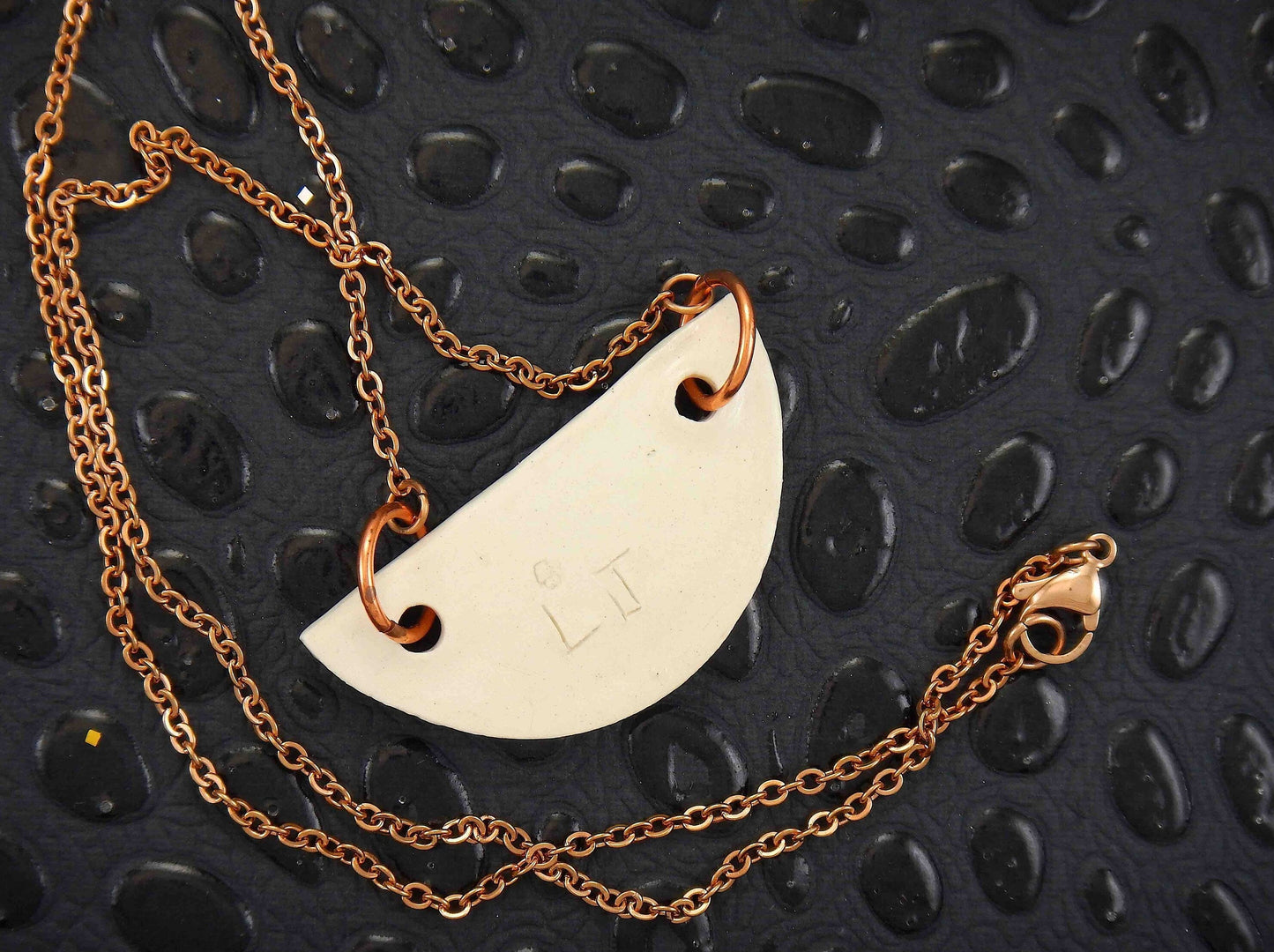 Collier 20 po avec pendentif demi-cercle de faïence blanc crème fait à la main à Montréal, chaîne acier inoxydable plaqué or rose