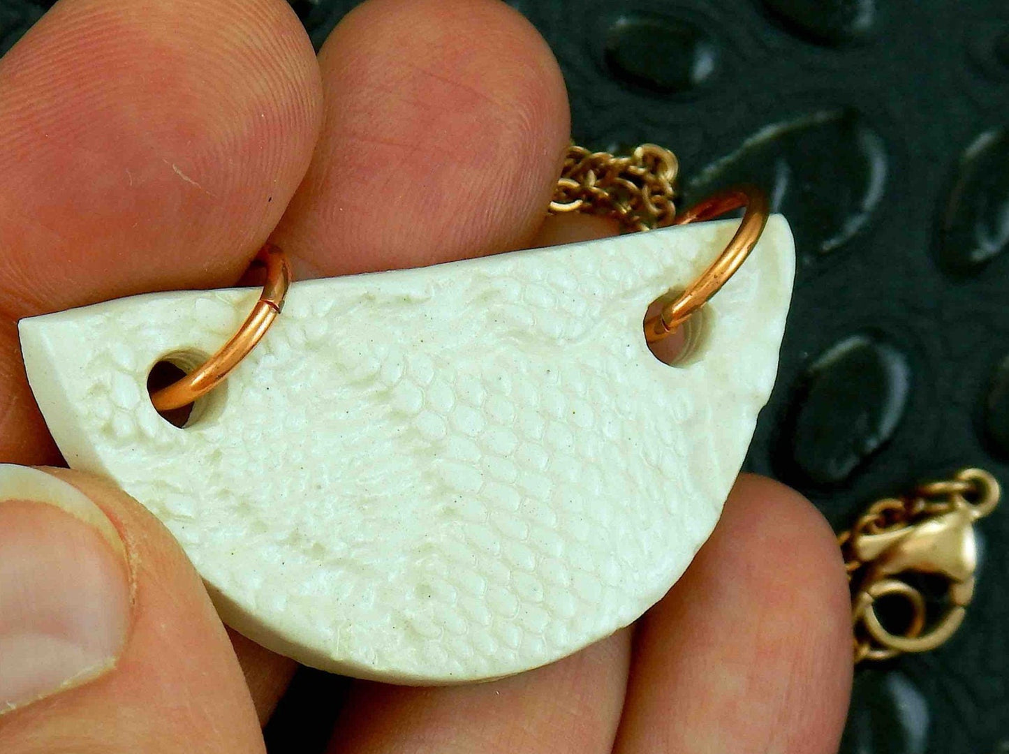 Collier 20 po avec pendentif demi-cercle de faïence blanc crème fait à la main à Montréal, chaîne acier inoxydable plaqué or rose