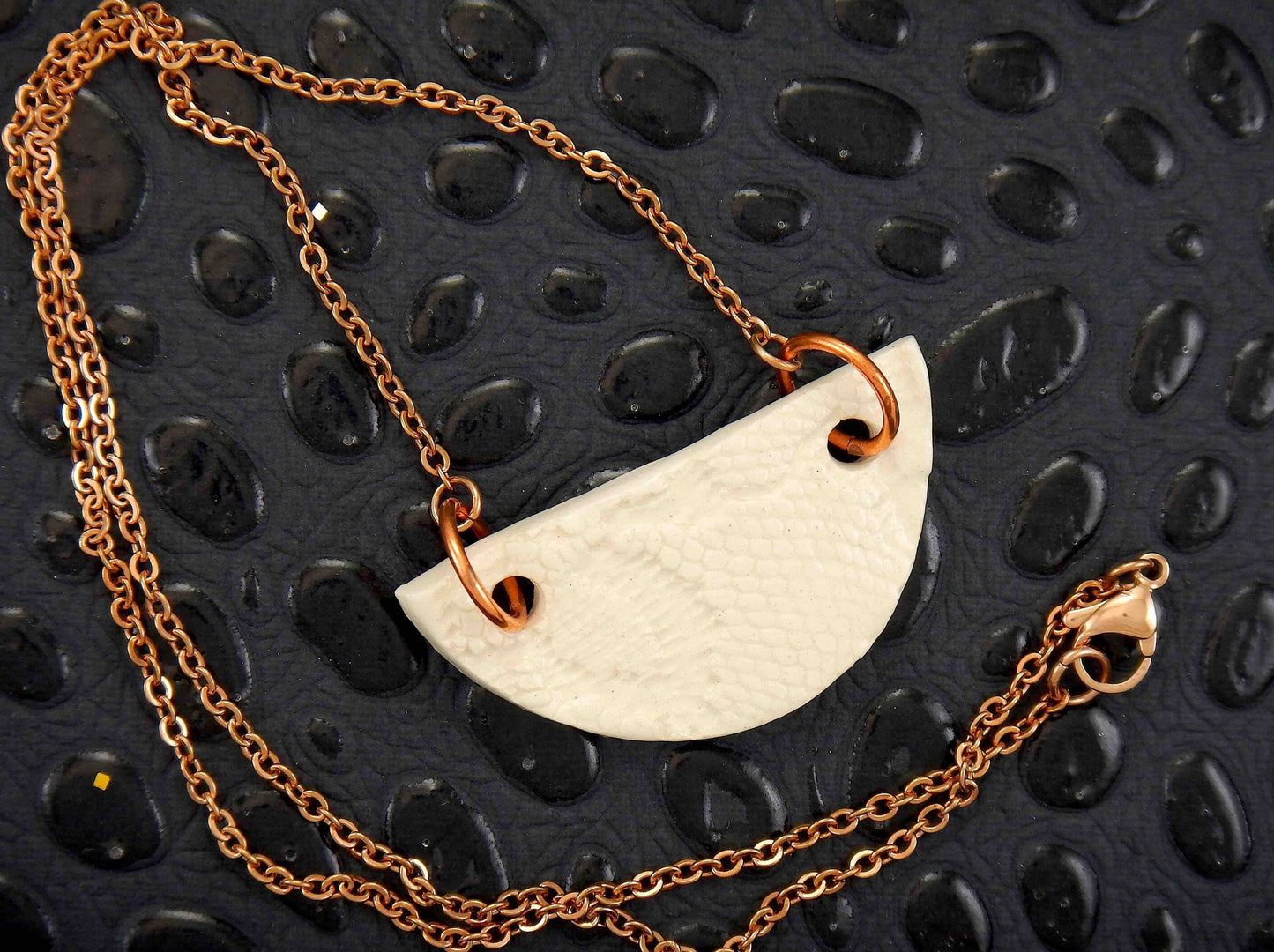 Collier 20 po avec pendentif demi-cercle de faïence blanc crème fait à la main à Montréal, chaîne acier inoxydable plaqué or rose