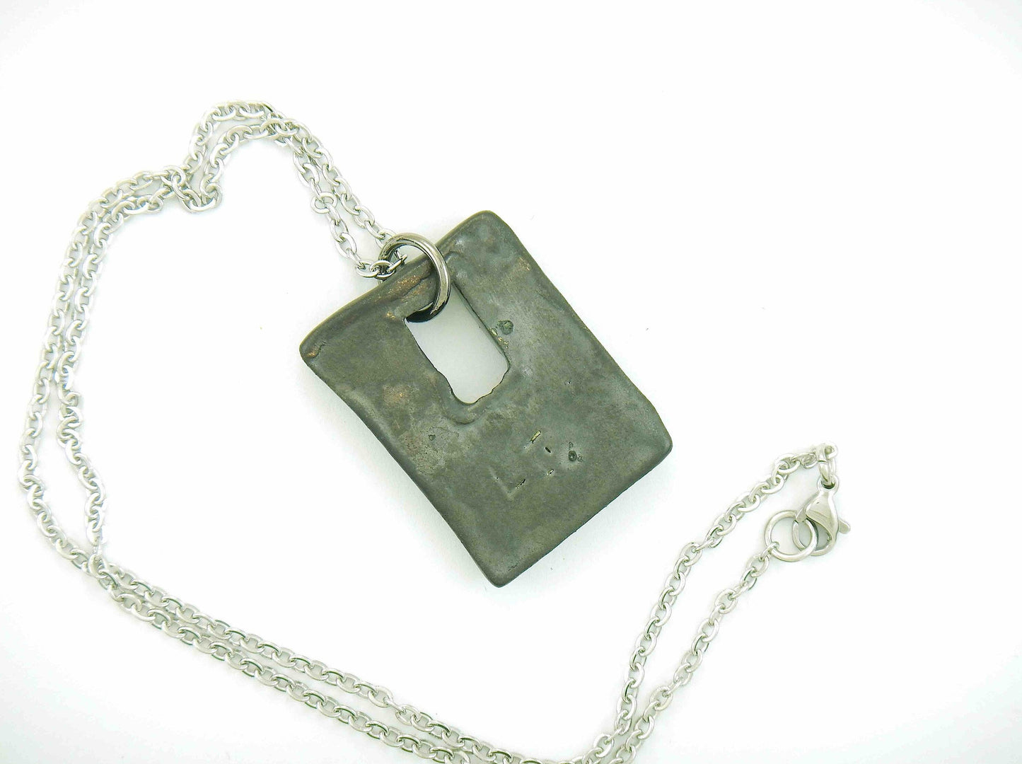 Collier 16 po avec pendentif de faïence rectangulaire nickel noir fait à la main à Montréal, chaîne acier inoxydable