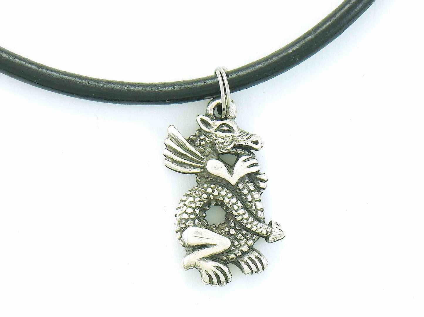 Collier tour de cou avec pendentif dragon en étain sur cordon de cuir noir, fermoir acier inoxydable