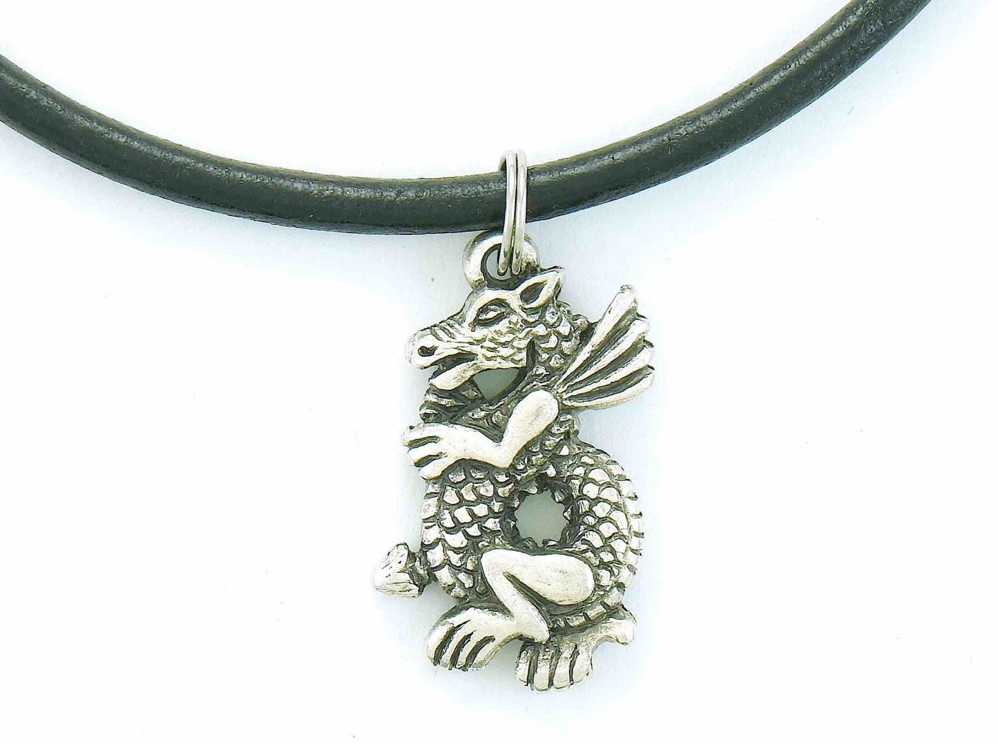 Collier tour de cou avec pendentif dragon en étain sur cordon de cuir noir, fermoir acier inoxydable