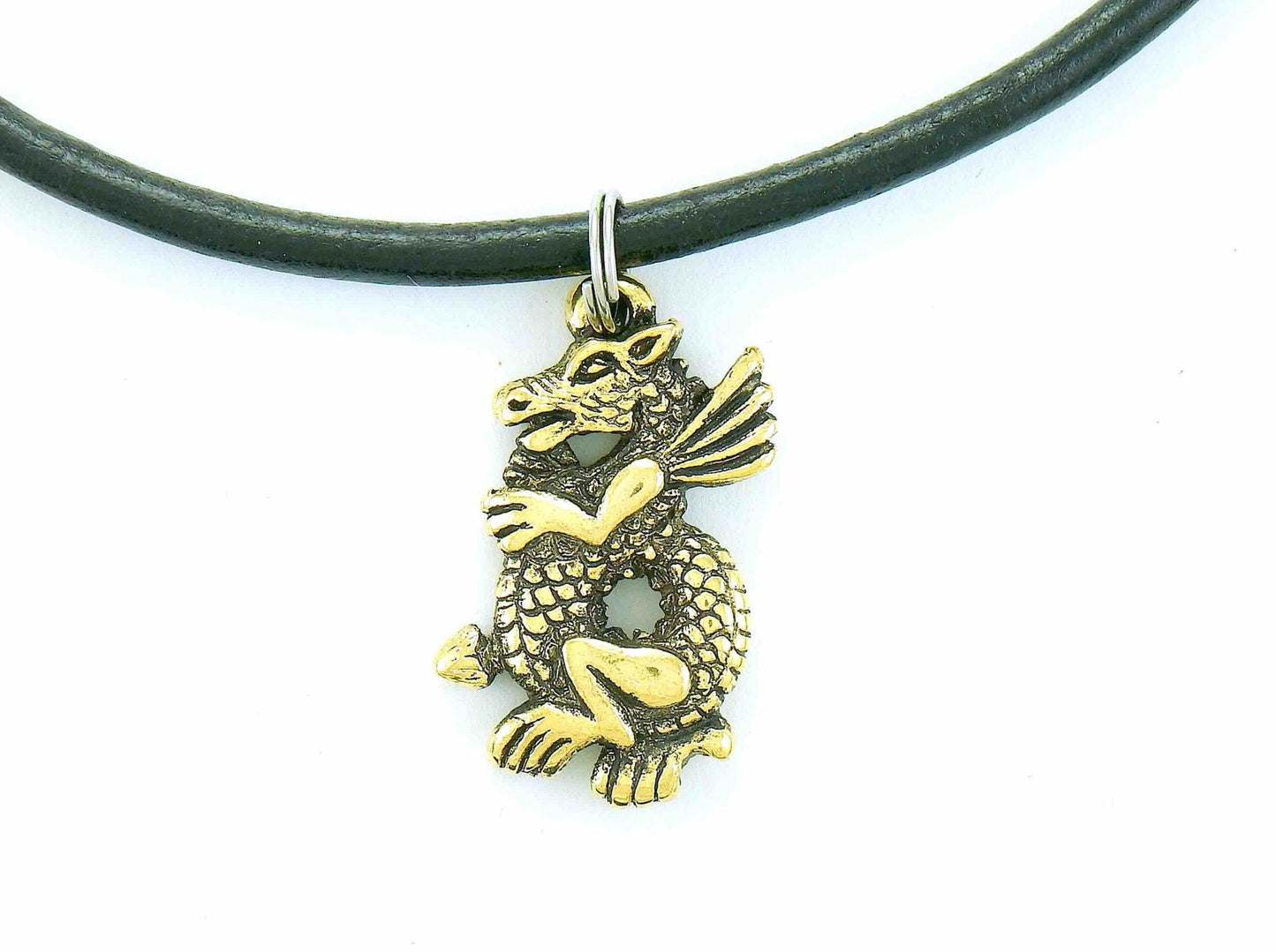 Collier tour de cou avec pendentif dragon en étain doré sur cordon de cuir noir, fermoir acier inoxydable
