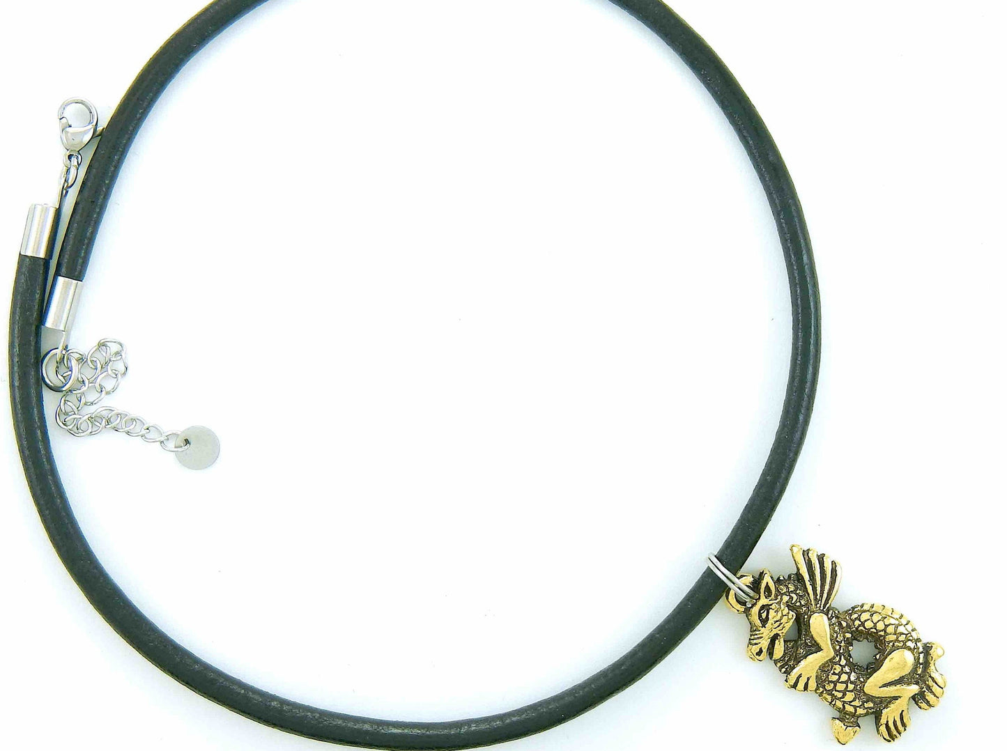 Collier tour de cou avec pendentif dragon en étain doré sur cordon de cuir noir, fermoir acier inoxydable