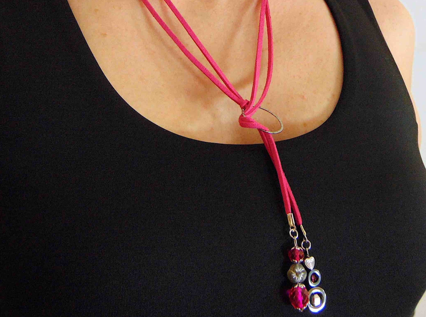 Collier ajustable en imitation suède fuchsia, détails fuchsia et hématite, anneau couleur argent