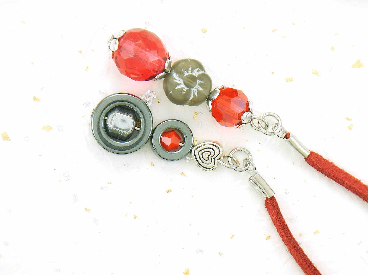 Collier ajustable en imitation suède rouge, détails rouge et hématite, anneau couleur argent