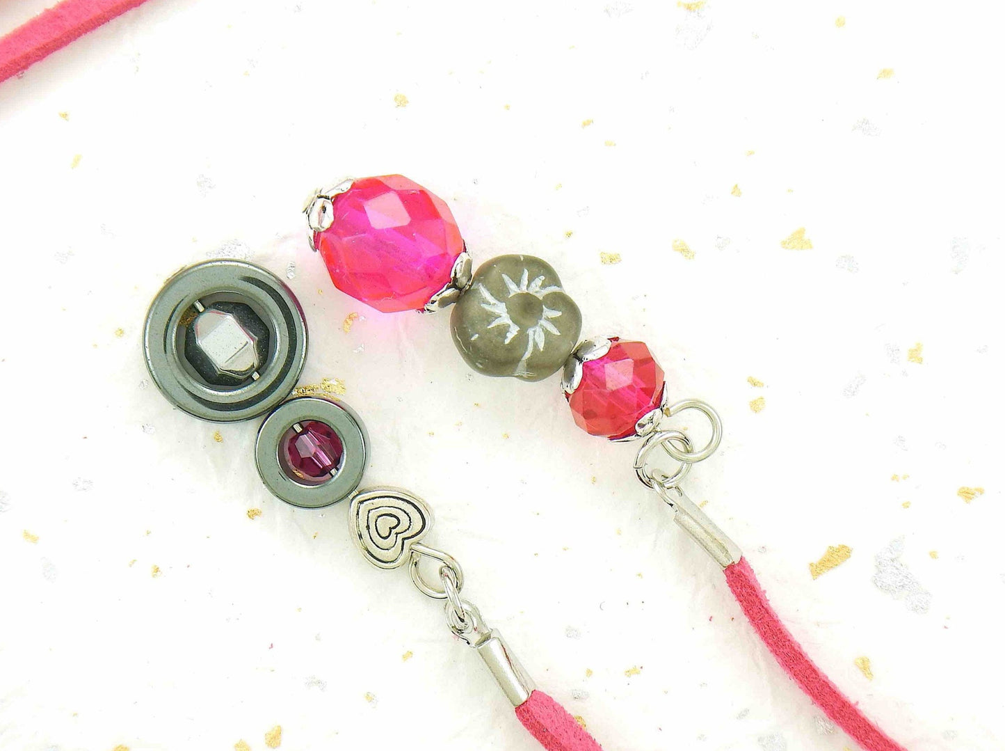 Collier ajustable en imitation suède fuchsia, détails fuchsia et hématite, anneau couleur argent