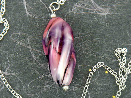 29-inch necklace with twisted Murano glass cylinder marbled in pink, black and white, stainless steel chain
