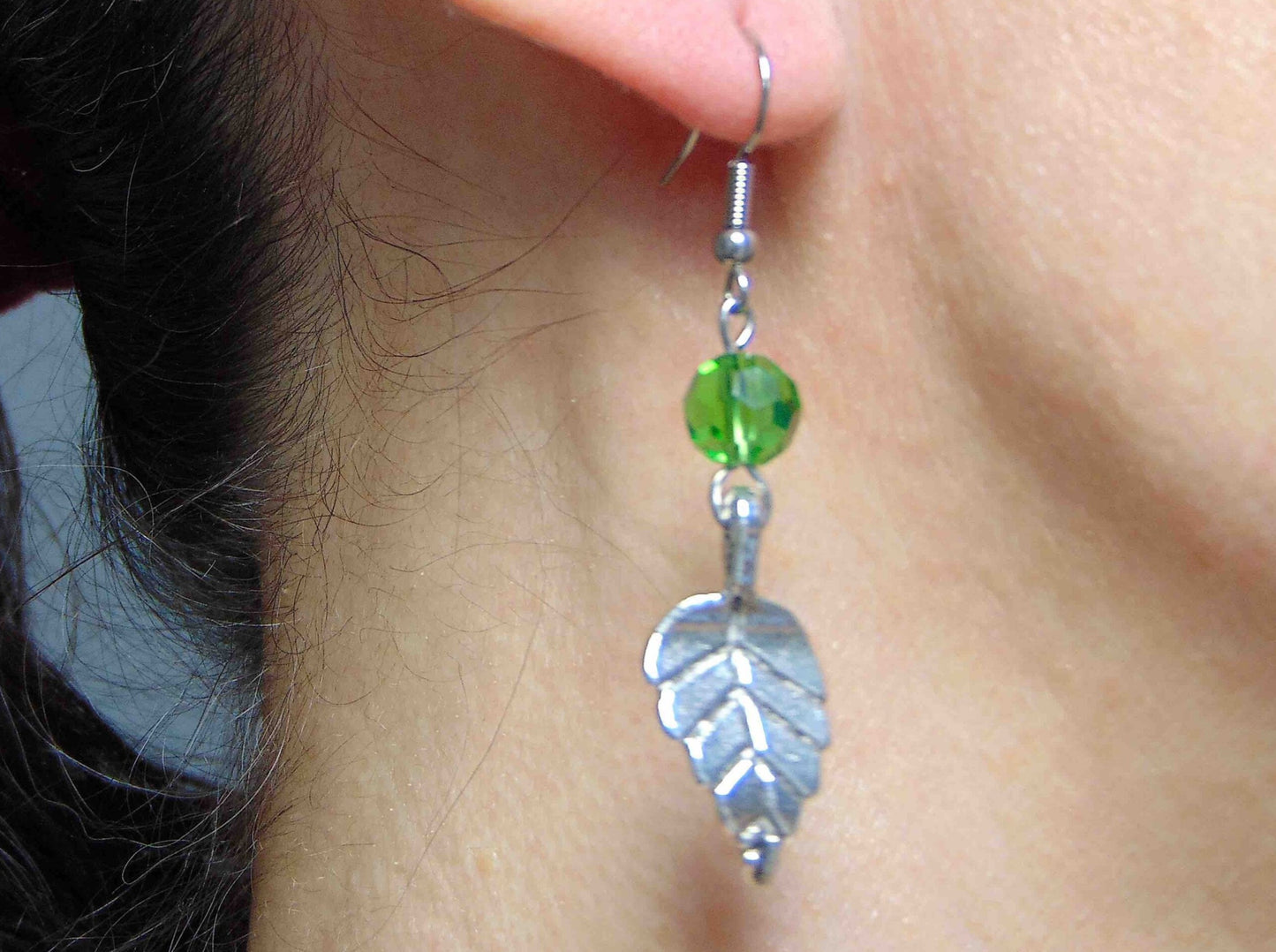 Boucles d'oreilles longues feuilles en étain et boules de cristal facettées vert, crochets acier inoxydable