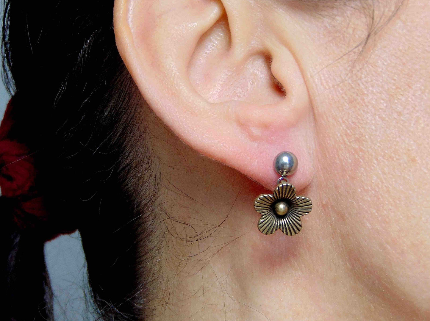 Short earrings with 3-dimensional brass flowers, stainless steel studs