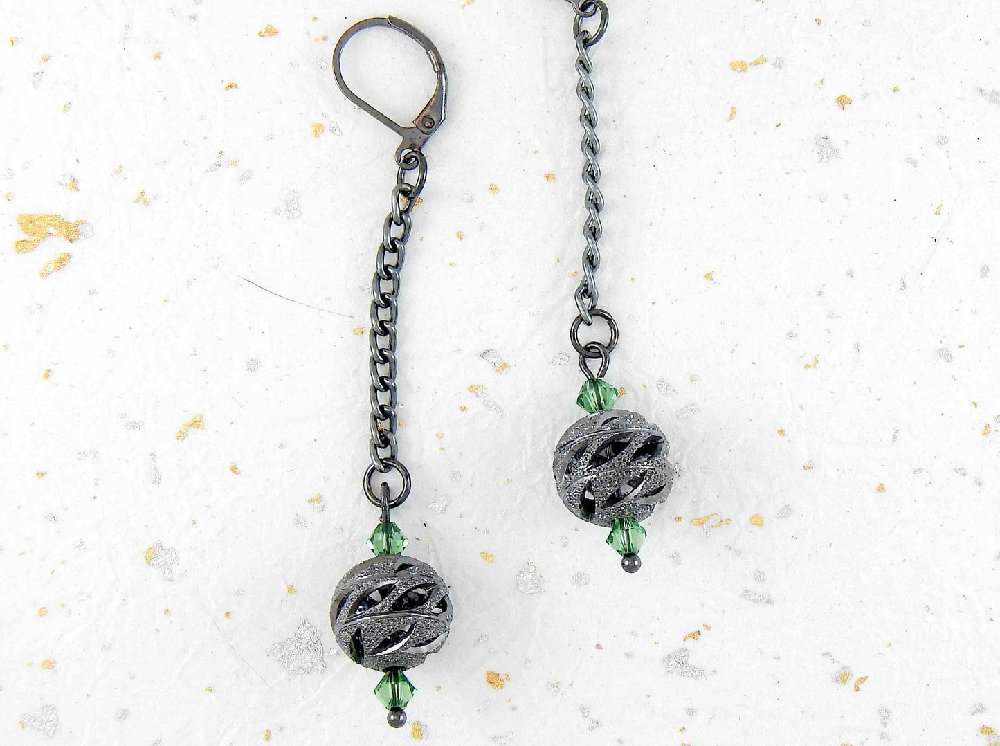 Boucles d'oreilles longues boules filigranes ajourées nickel noir et cristaux Swarovski, crochets à levier métal nickel noir