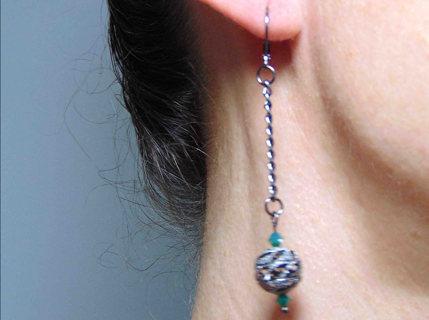 Boucles d'oreilles longues boules filigranes ajourées nickel noir et cristaux Swarovski, crochets à levier métal nickel noir