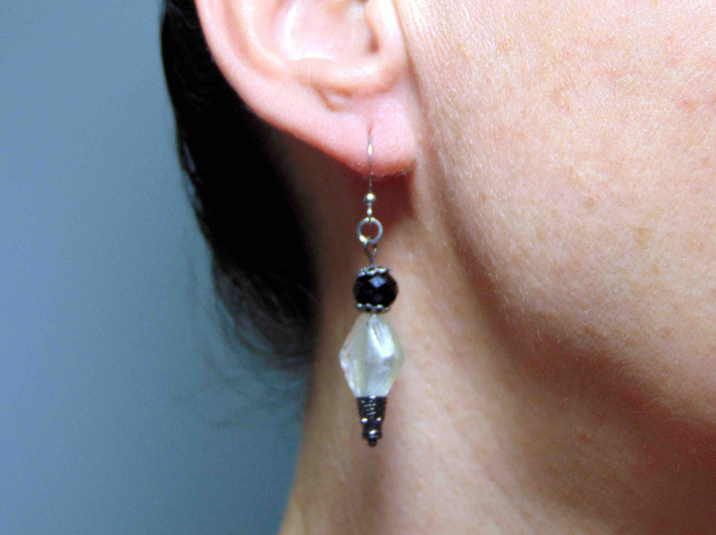 Boucles d'oreilles longues boules noires, losanges blanc irisé et capuchons nickel noir, crochets acier inoxydable