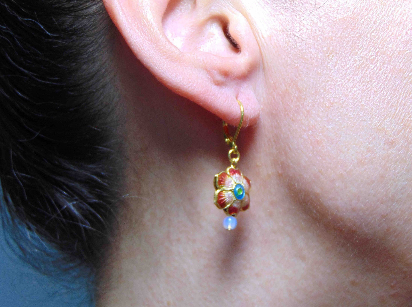 Short earrings with small enamelled flowers offered in 6 colours, synthetic moonstone (opalite), gold-toned stainless steel lever back hooks