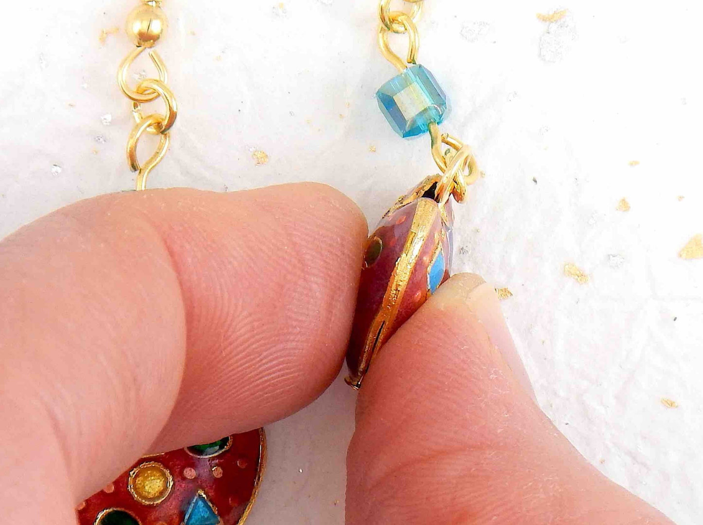 Boucles d'oreilles longues coeurs émaillés en 3 couleurs (rouge, turquoise, noir), motifs géométriques, cubes de cristal Swarovski assortis, crochets acier inoxydable doré