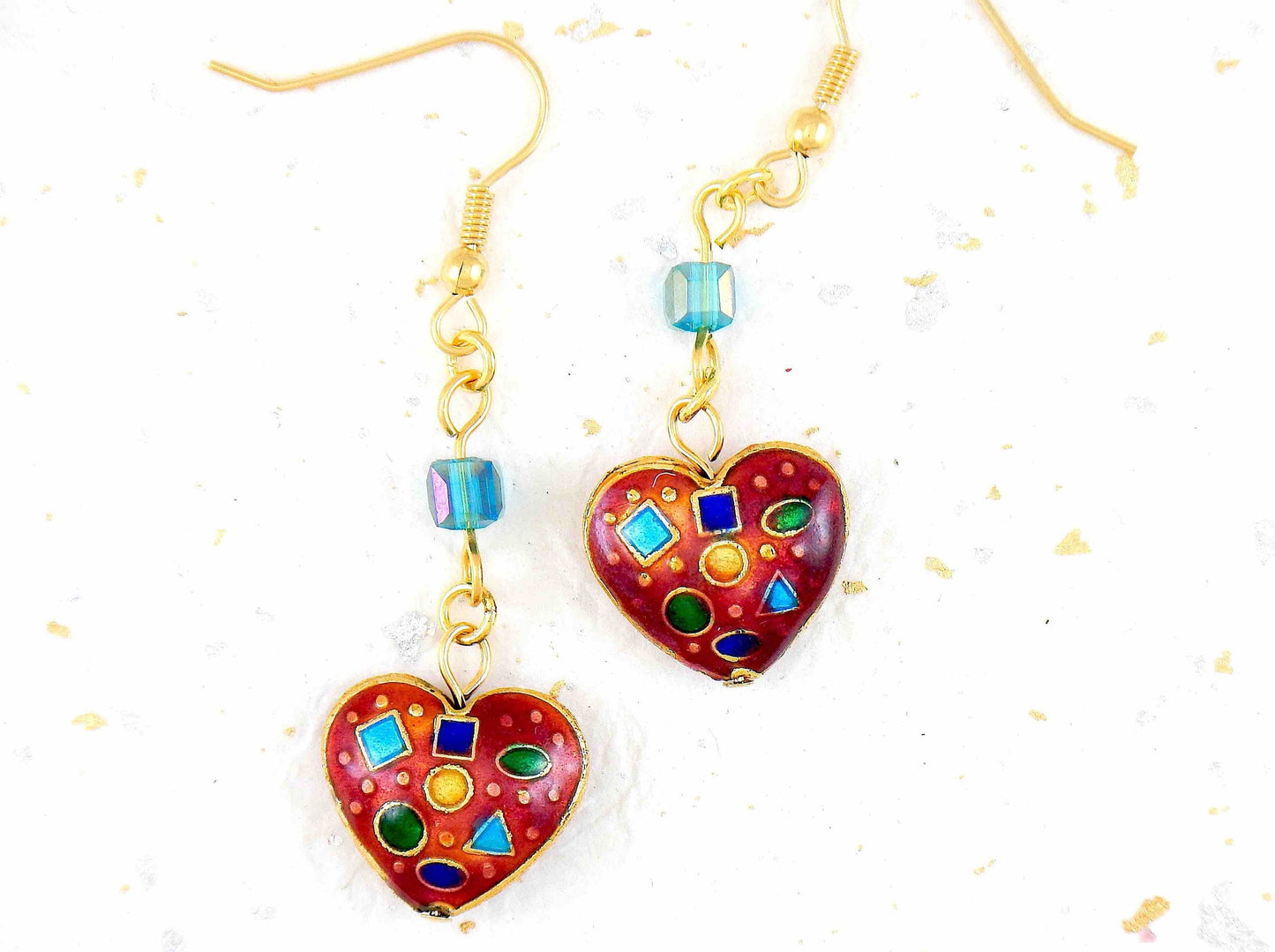 Boucles d'oreilles longues coeurs émaillés en 3 couleurs (rouge, turquoise, noir), motifs géométriques, cubes de cristal Swarovski assortis, crochets acier inoxydable doré