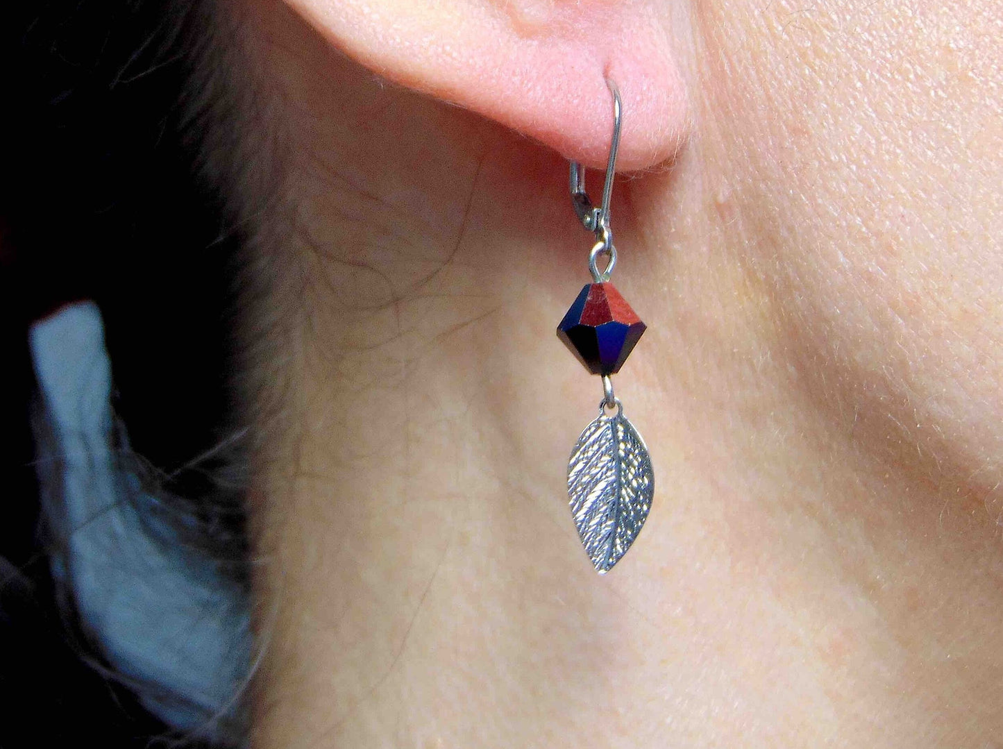 Boucles d'oreilles longues petites feuilles argentées et cristaux Swarovski noir irisé, crochets à levier acier inoxydable