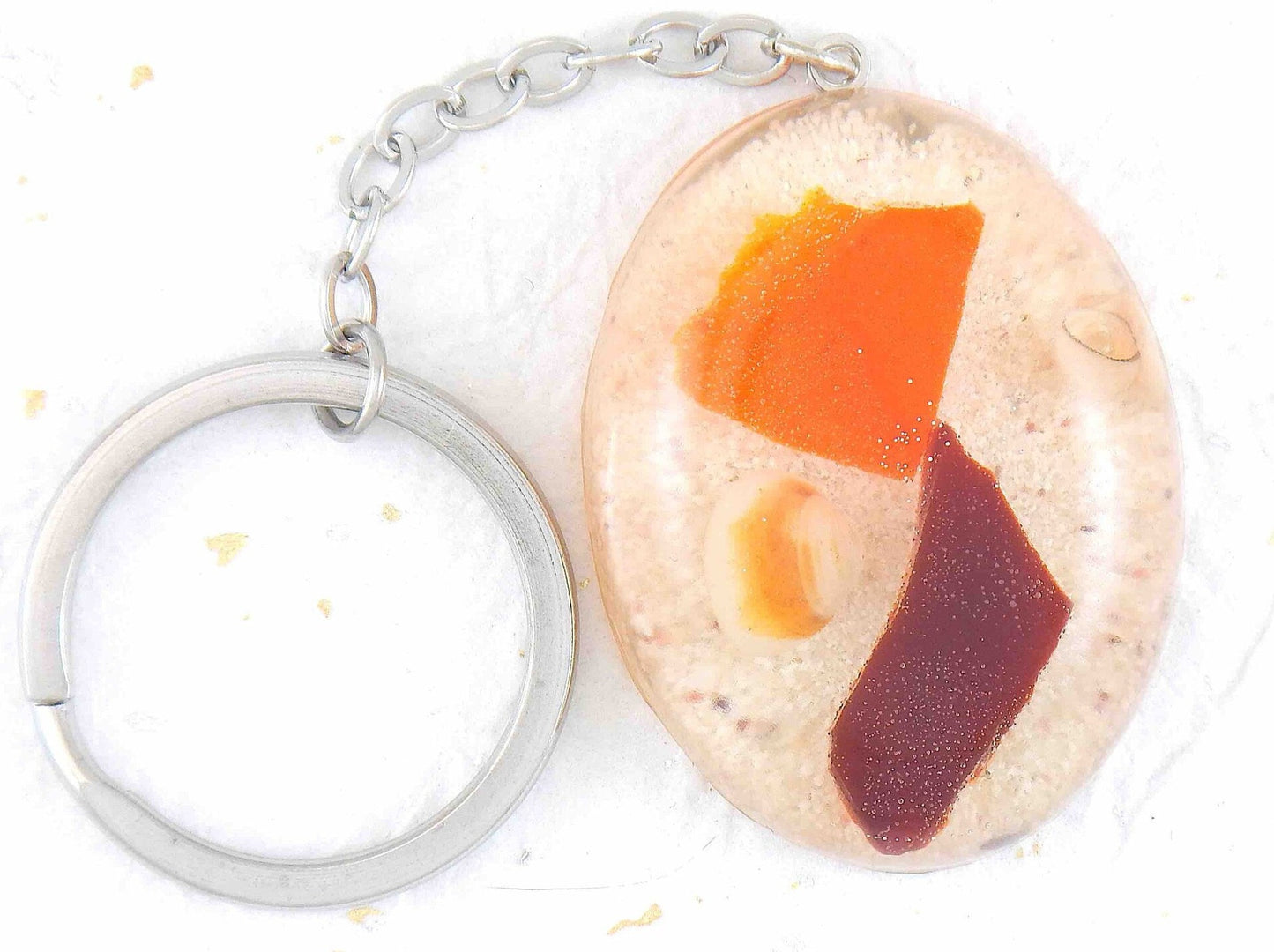 Porte-clés avec ovale de résine fait main, sable blanc, verre rouge et orange, coquillages, chaîne acier inoxydable