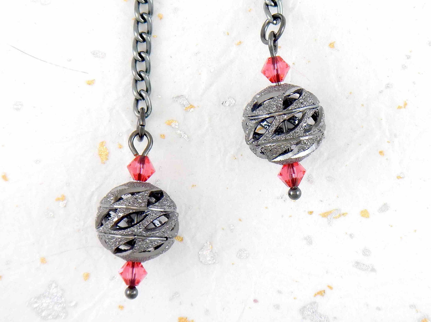 Boucles d'oreilles longues boules filigranes ajourées nickel noir et cristaux Swarovski, crochets à levier métal nickel noir