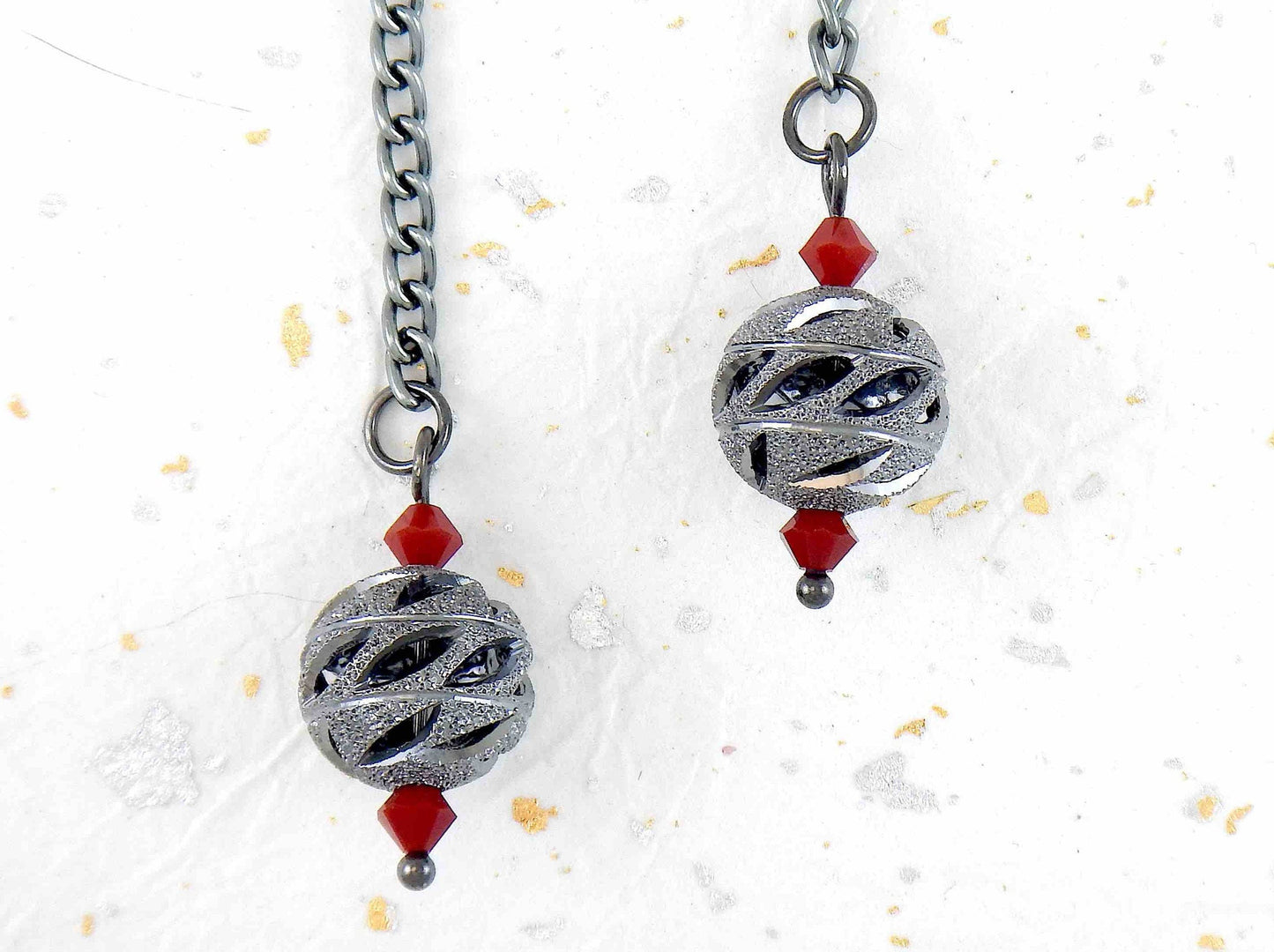 Boucles d'oreilles longues boules filigranes ajourées nickel noir et cristaux Swarovski, crochets à levier métal nickel noir