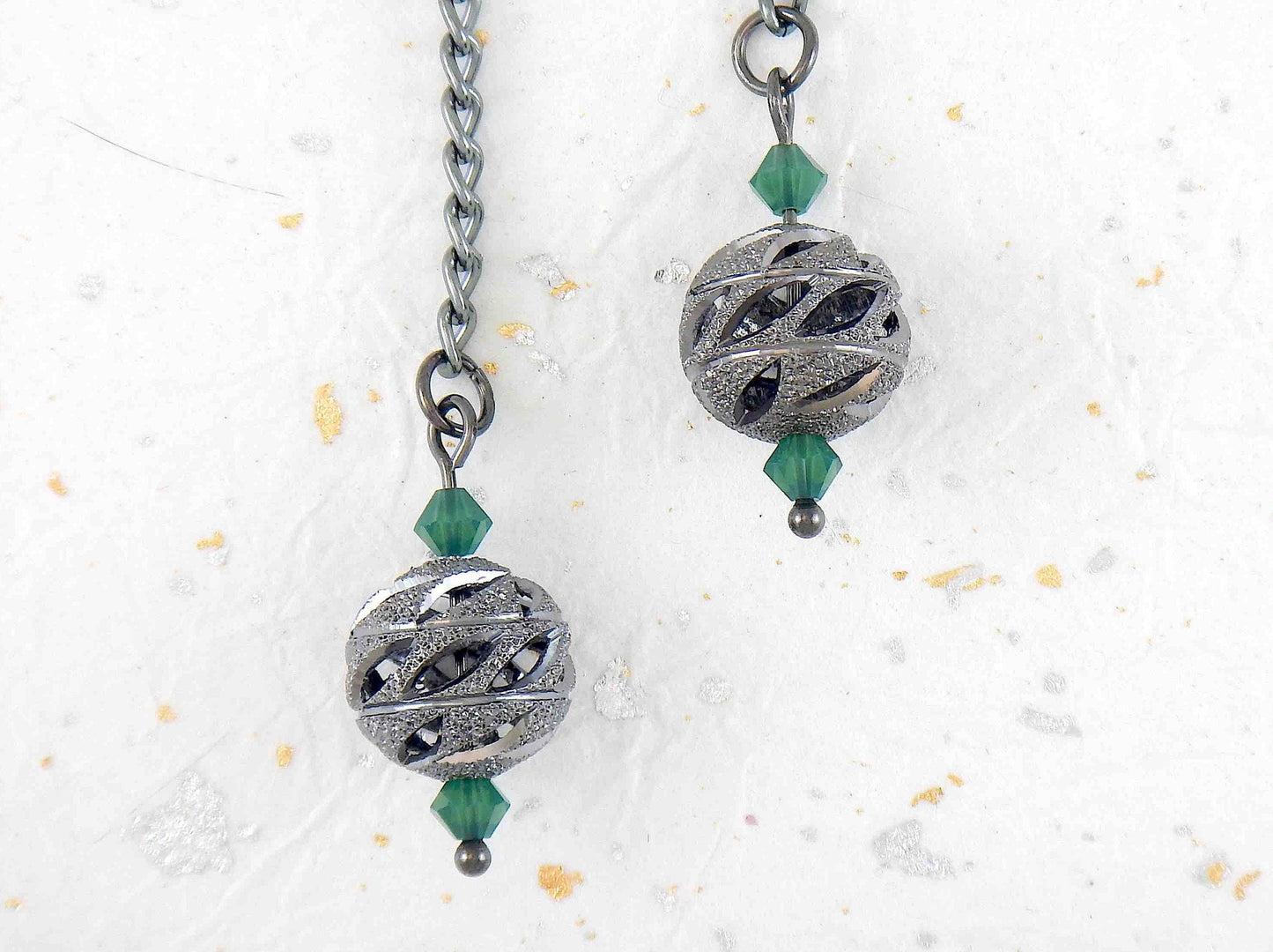 Boucles d'oreilles longues boules filigranes ajourées nickel noir et cristaux Swarovski, crochets à levier métal nickel noir