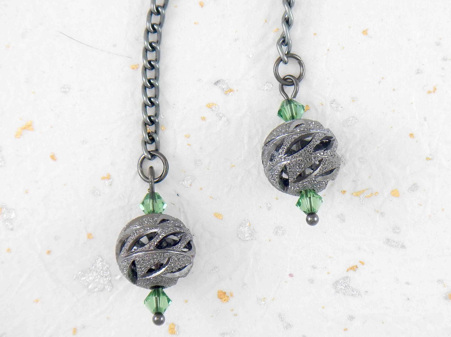 Boucles d'oreilles longues boules filigranes ajourées nickel noir et cristaux Swarovski, crochets à levier métal nickel noir