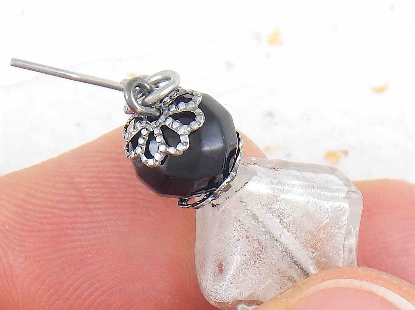 Boucles d'oreilles longues boules noires, losanges blanc irisé et capuchons nickel noir, crochets acier inoxydable