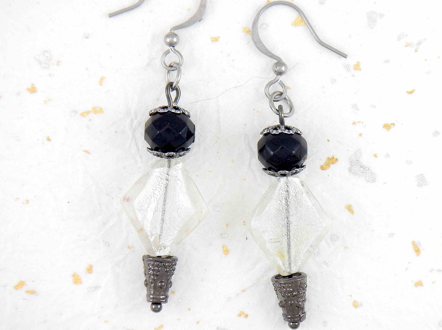 Boucles d'oreilles longues boules noires, losanges blanc irisé et capuchons nickel noir, crochets acier inoxydable