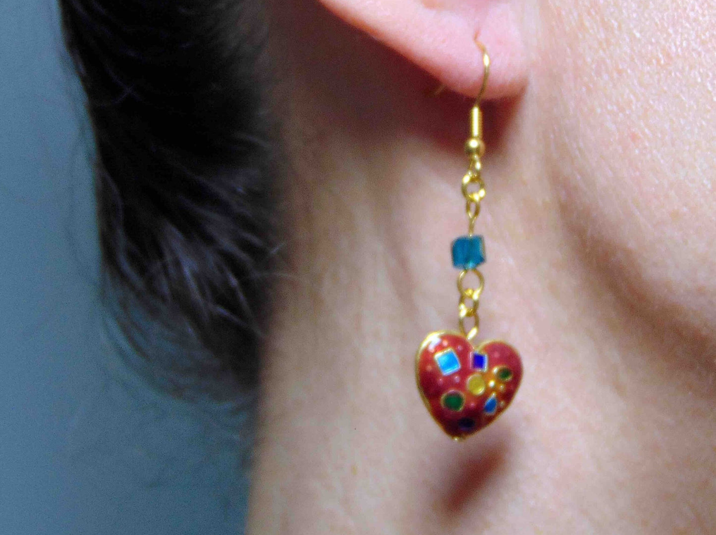 Boucles d'oreilles longues coeurs émaillés en 3 couleurs (rouge, turquoise, noir), motifs géométriques, cubes de cristal Swarovski assortis, crochets acier inoxydable doré