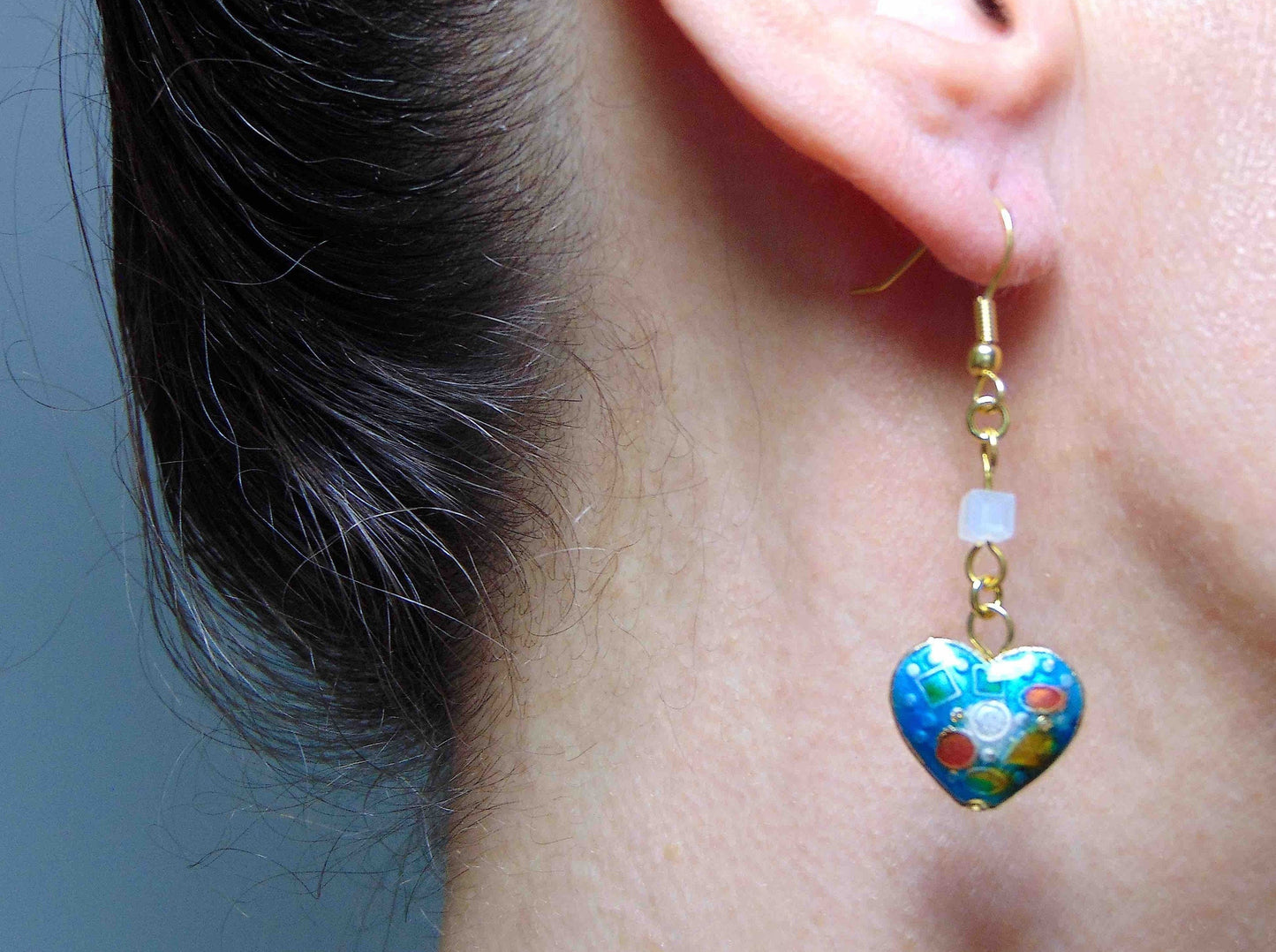 Boucles d'oreilles longues coeurs émaillés en 3 couleurs (rouge, turquoise, noir), motifs géométriques, cubes de cristal Swarovski assortis, crochets acier inoxydable doré