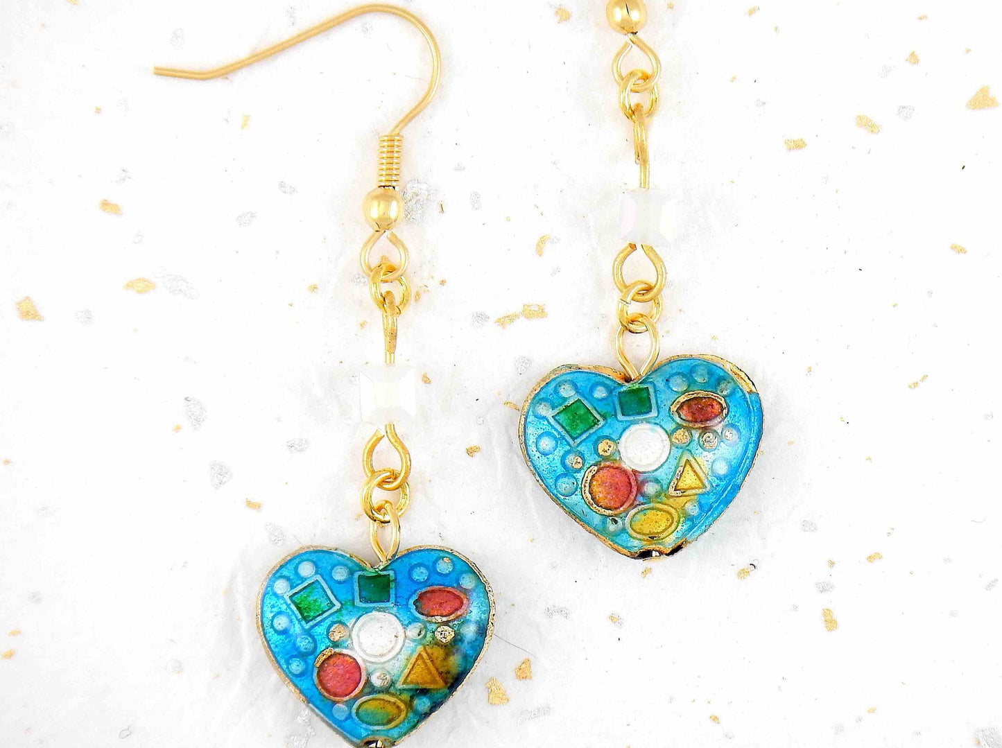 Boucles d'oreilles longues coeurs émaillés en 3 couleurs (rouge, turquoise, noir), motifs géométriques, cubes de cristal Swarovski assortis, crochets acier inoxydable doré