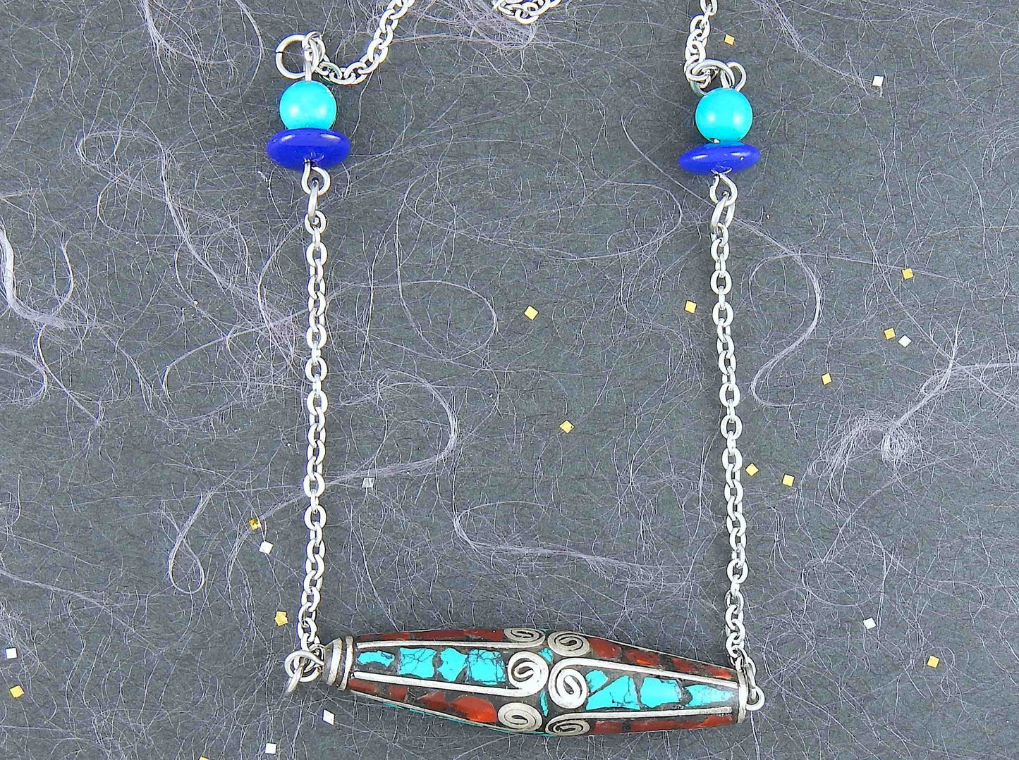 Collier 24 po cylindre tibétain en étain, insertions de turquoise et de corail, billes de verre assorties, chaîne acier inoxydable