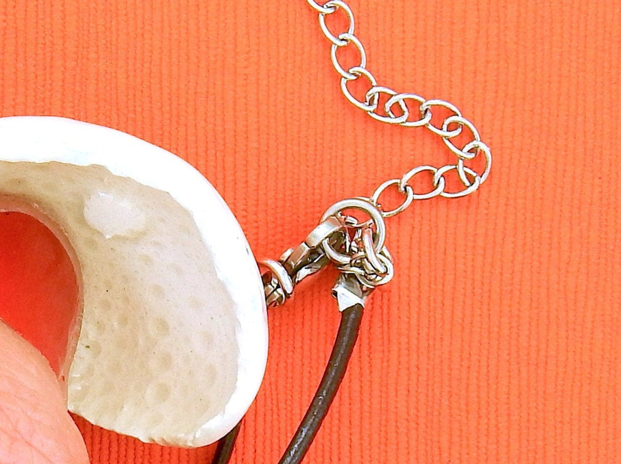 Collier 24 po avec pendentif demi-oursin de faïence blanc crème fait à la main à Montréal, cordon de cuir noir, fermoir acier inoxydable