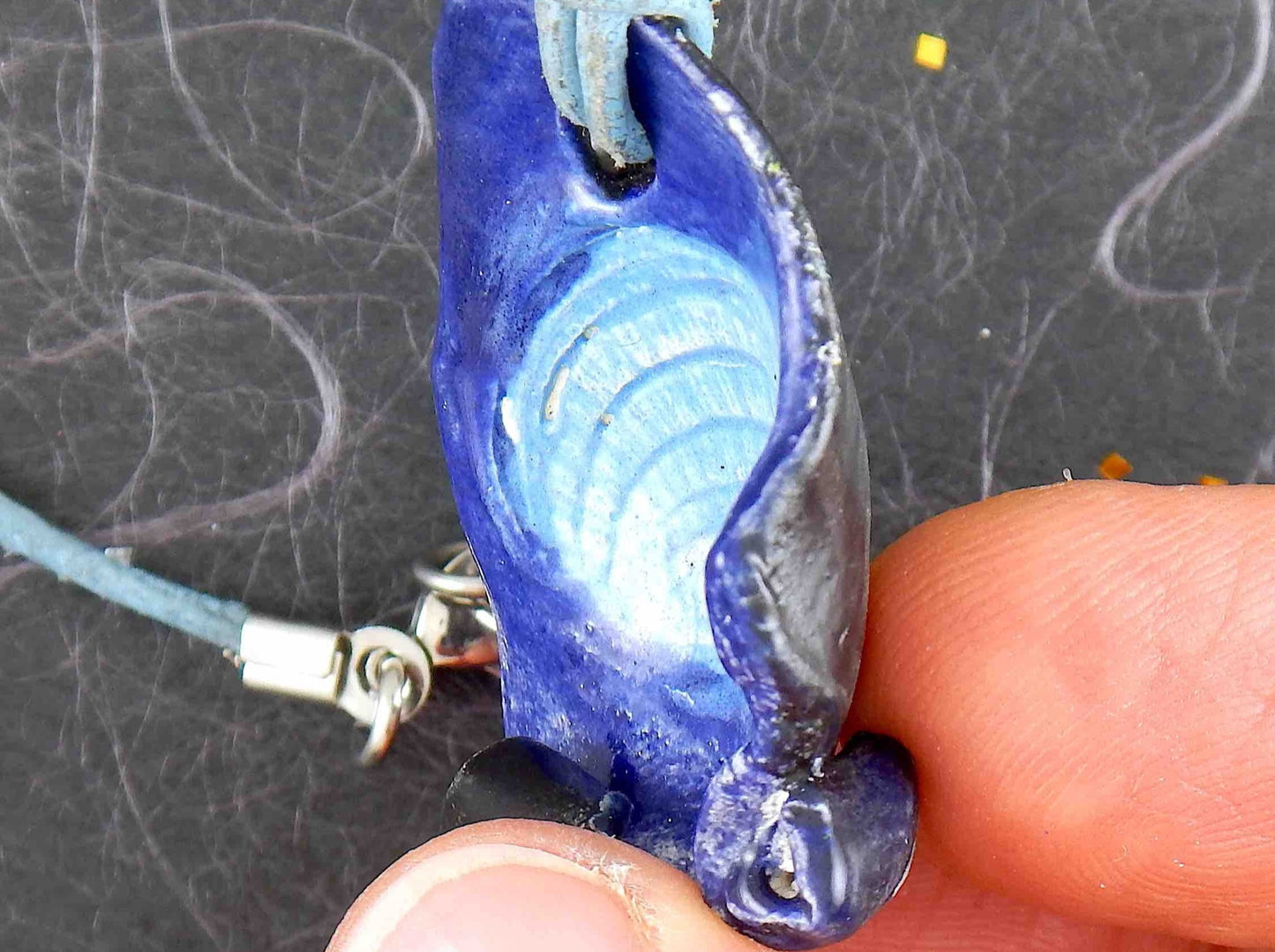 Collier 20 po à pendentif de faïence en tons de bleu fait à la main à Montréal, motif de coquillage, cordon de cuir bleu, fermoir acier inoxydable
