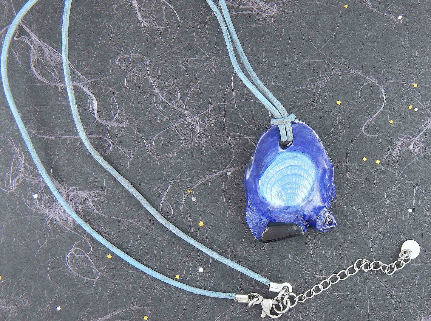 Collier 20 po à pendentif de faïence en tons de bleu fait à la main à Montréal, motif de coquillage, cordon de cuir bleu, fermoir acier inoxydable