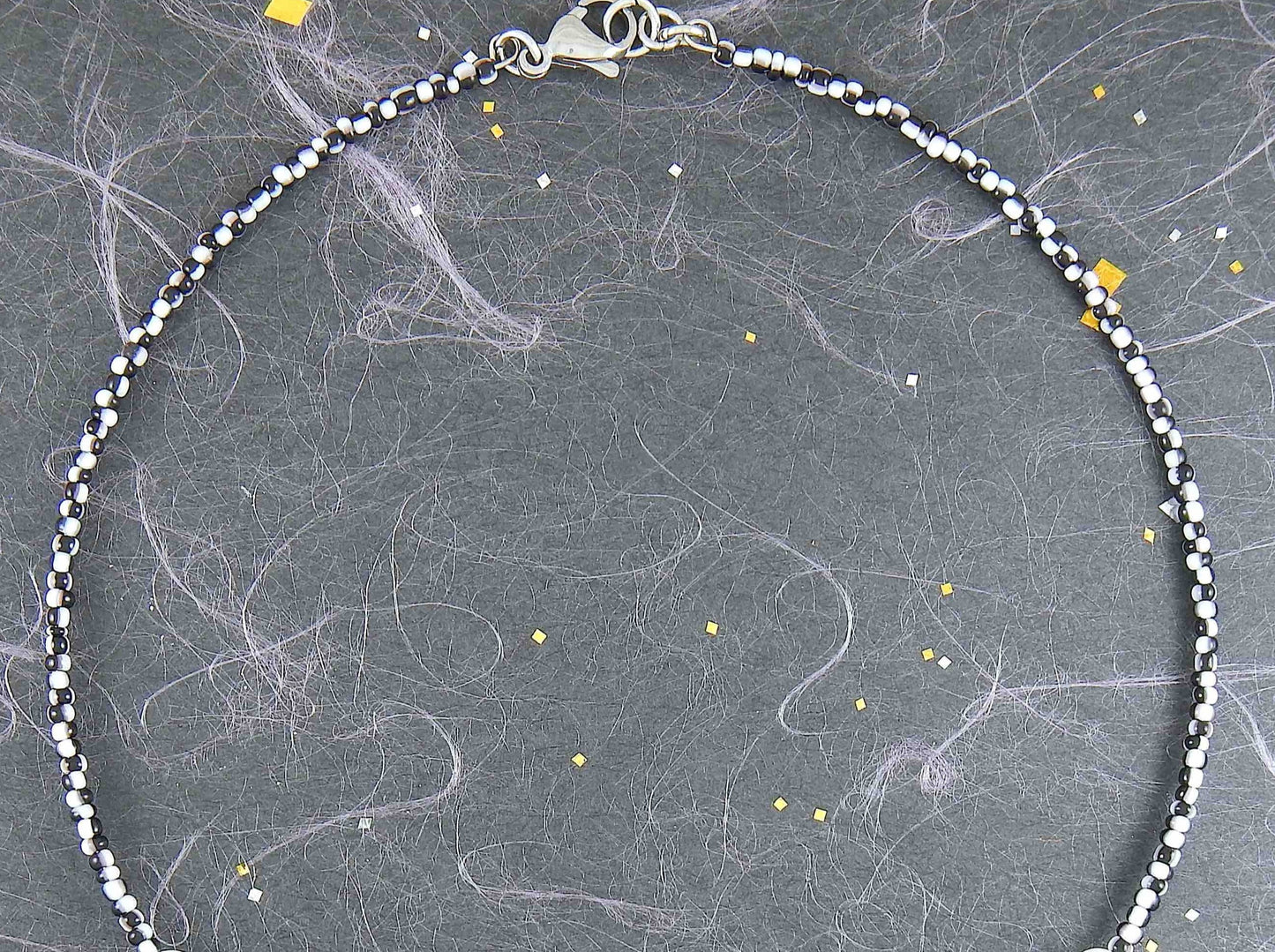 Collier tour de cou avec 3 billes d'agate craquée au feu, tons de noir-caramel-blanc, fermoir acier inoxydable