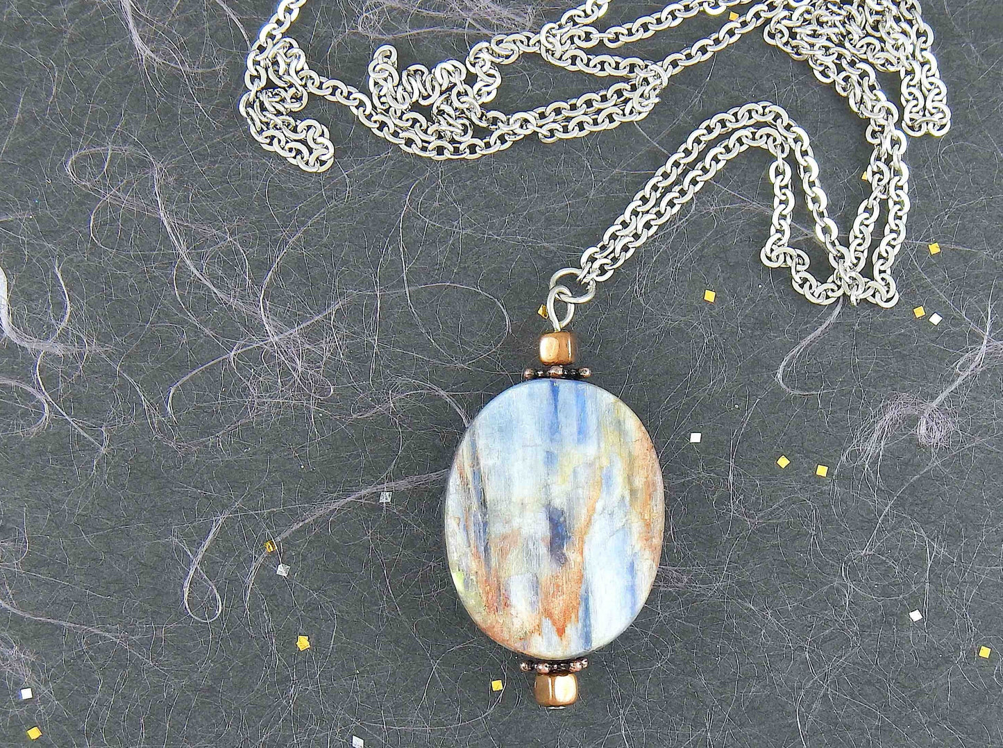 Collier 30 po à pendentif de pierre kyanite ovale massif dans les tons de bleu-argent-bronze, chaîne acier inoxydable