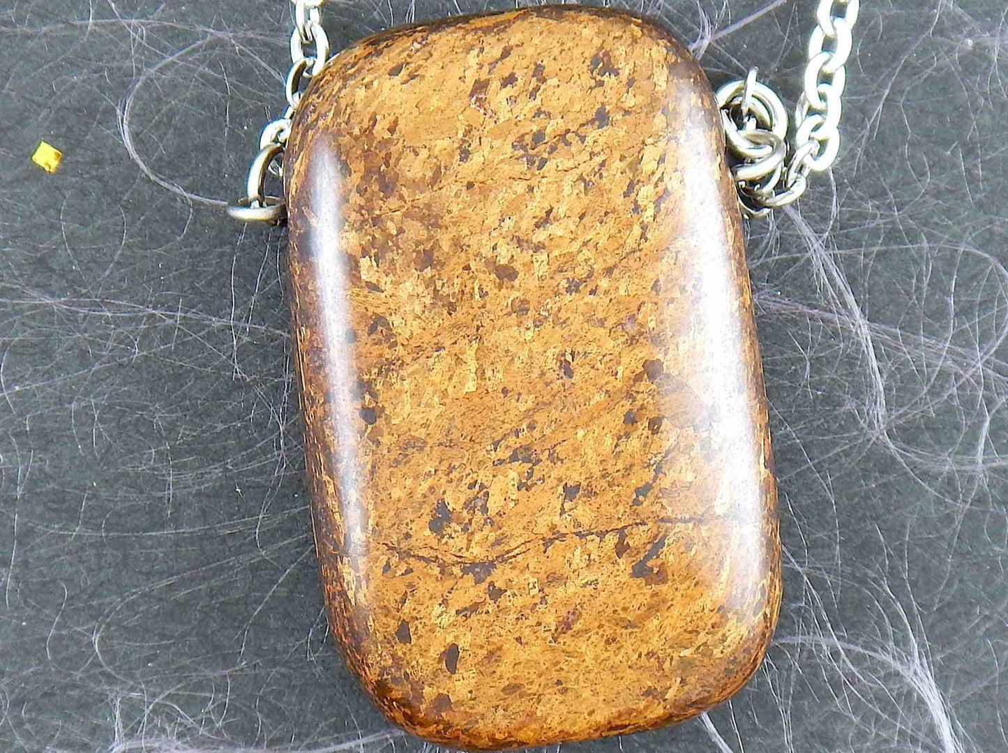 Collier 33 po à pendentif rectangle arrondi de bronzite iridescente, chaîne acier inoxydable
