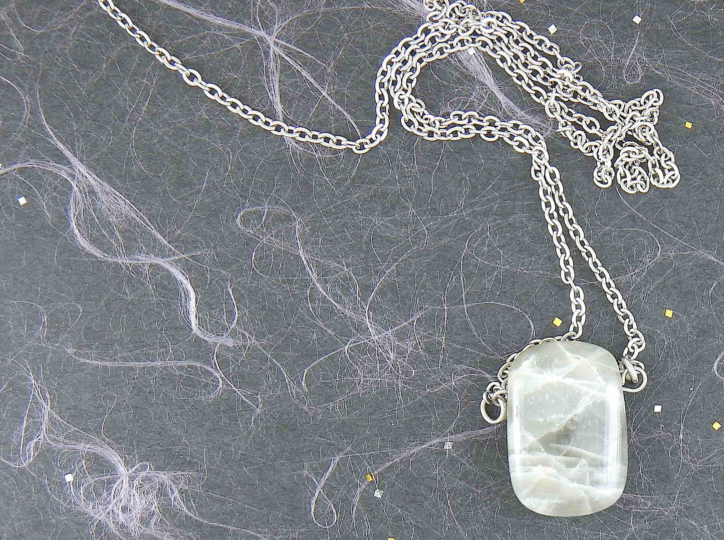 Collier 26 po à pendentif rectangle arrondi de pierre de lune naturelle gris argent, chaîne acier inoxydable