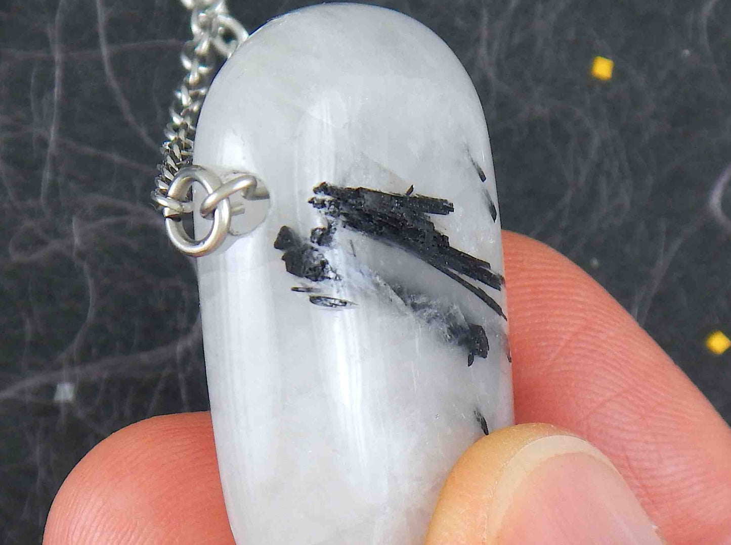 Collier 26 po à pendentif rectangle arrondi de quartz tourmaliné noir & blanc (une association rare), chaîne acier inoxydable