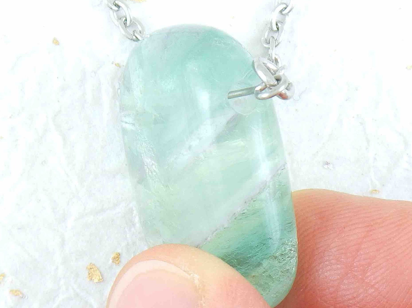 Collier 26 po à pendentif rectangle arrondi de pierre fluorite vert clair translucide, chaîne acier inoxydable